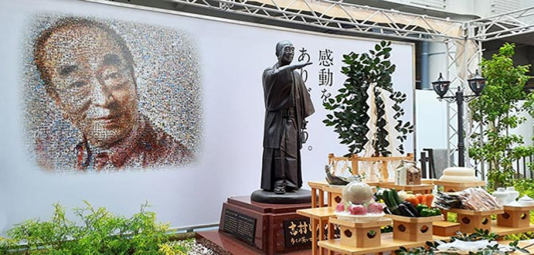 志村けんさん銅像の台座を建立