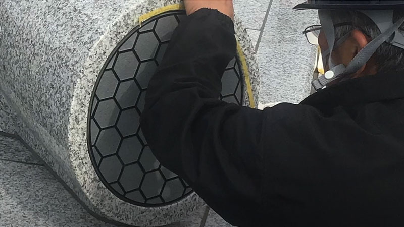 ケーブルの断面をデザイン彫刻した石材