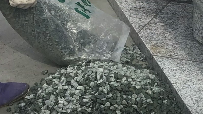 海に見立てた青玉砂利を敷設