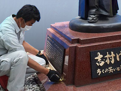 銅像据付・検収作業