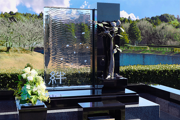 樹木から葉が舞う姿をデザイン