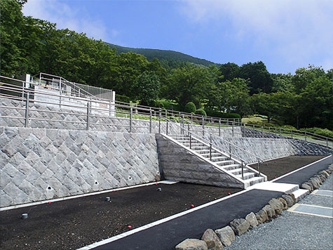 新区画ついおく墓所　階段右下