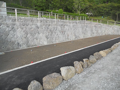 新区画ついおく墓所　階段右下