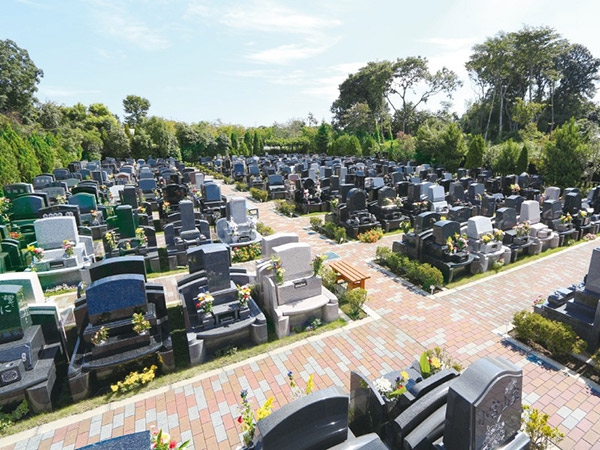 バリアフリーで車椅子の方も快適に墓参できます