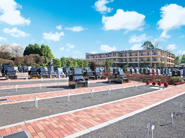 通路は水はけがよく滑りにくいインターロックで雨の日も安心です